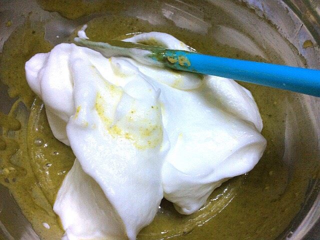 抹茶戚风蛋糕,取一半蛋白放入蛋黄面糊中，翻拌均匀