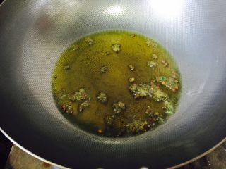 沸腾鱼,锅中另外倒入油烧热后，放入青花椒炸香后捞出到25的盆中，放入盆里面不要放表面