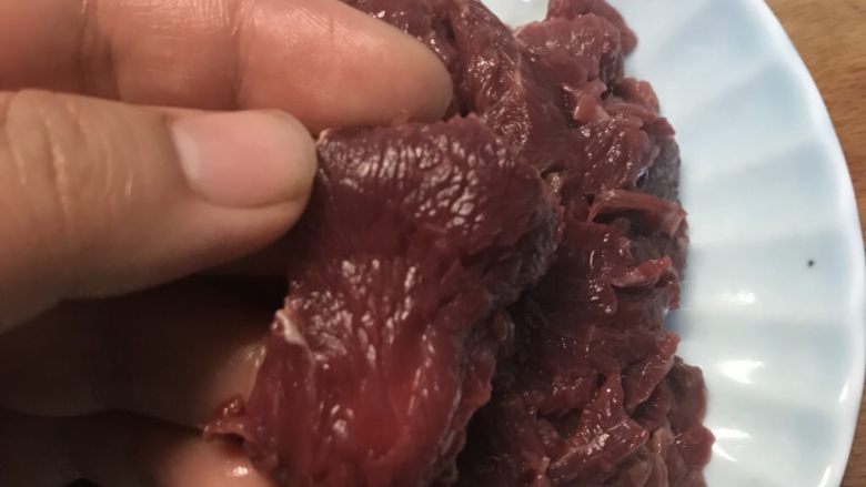 猜着做饭：韭香牦牛肉,特意拍张看牛肉纹理的。牛肉的肌理，特别细长，与到成90度直角，直刀下去，切成这样的纹理。让本来就非常嫩的牛柳更入味更好咀嚼。