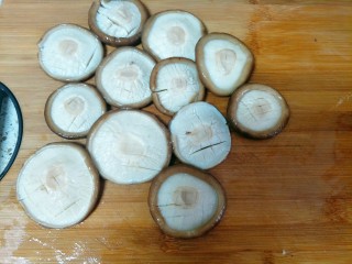 香菇素鲍鱼,在白色的一面切十字花刀