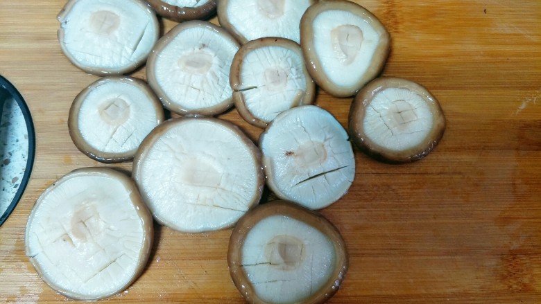 香菇素鲍鱼,在白色的一面切十字花刀