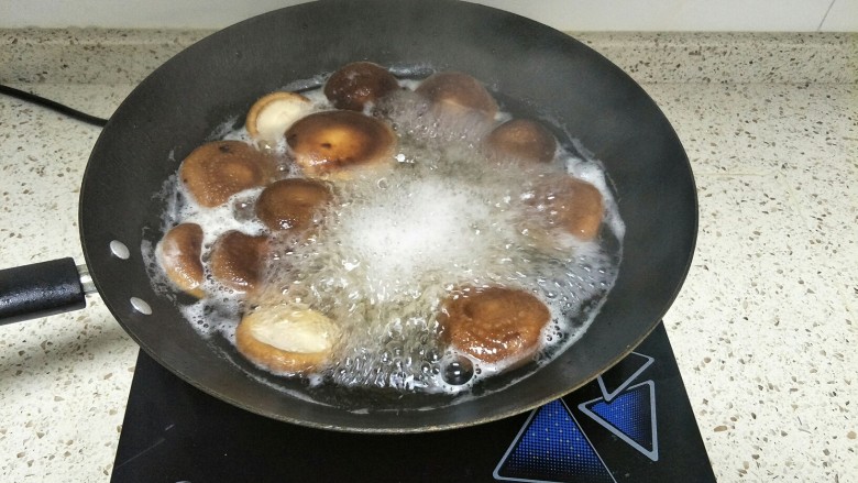香菇素鲍鱼,放入热水锅里烫软