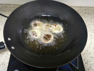香菇素鲍鱼,油锅烧热，切花刀的那面朝下开炸
