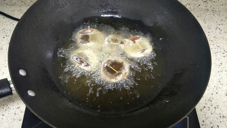 香菇素鲍鱼,油锅烧热，切花刀的那面朝下开炸