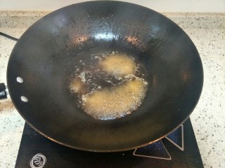 香菇素鲍鱼,蚝油、生抽、白糖、盐倒在锅里煮开