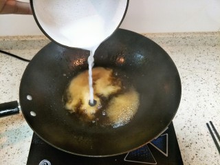 香菇素鲍鱼,淀粉加适量水调成水淀粉，锅里淋入水淀粉煮至浓稠