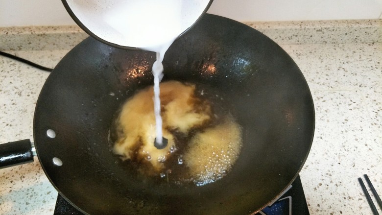 香菇素鲍鱼,淀粉加适量水调成水淀粉，锅里淋入水淀粉煮至浓稠