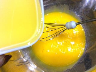 肉松沙拉酱小方蛋糕,取蛋黄加入玉米胚芽油搅拌均匀