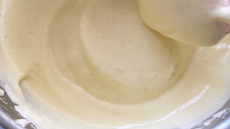 宝宝辅食12M➕：8寸戚风蛋糕,把混合均匀的面糊全部倒进蛋白霜里，用翻拌的手法，中间划入，抄起底步，转到蛋盆，不断重复，直到将面糊搅拌至细腻，无明显大气泡为止