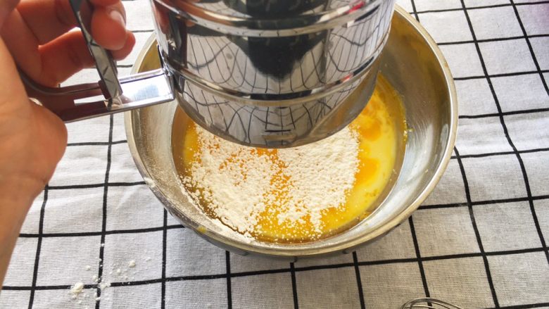宝宝辅食12M➕：8寸戚风蛋糕,打发好的蛋白霜放一旁静置，同时预热烤箱，上下火160度，然后开始打发蛋黄糊，先将低粉过筛进步骤2里