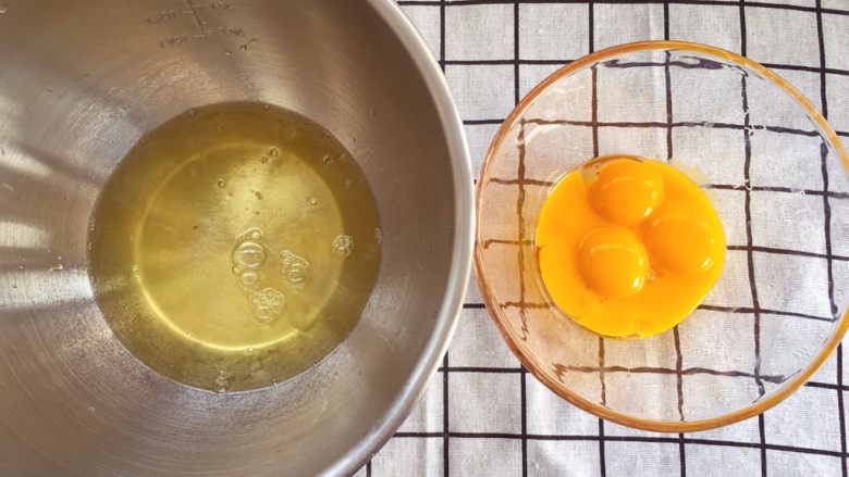 宝宝辅食12M➕：8寸戚风蛋糕,将蛋清与蛋黄分离，要确保蛋清里面没有任何蛋黄