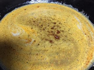 辣椒油／油泼辣子,然后倒入一半的辣椒粉，搅拌均匀，以免受热不均