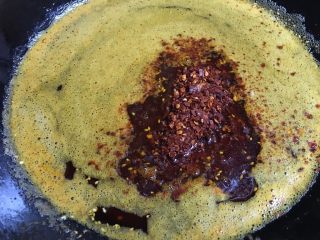 辣椒油／油泼辣子,放入另一半辣椒粉，继续搅拌均匀