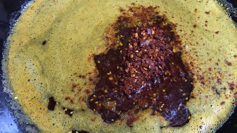 辣椒油／油泼辣子,放入另一半辣椒粉，继续搅拌均匀