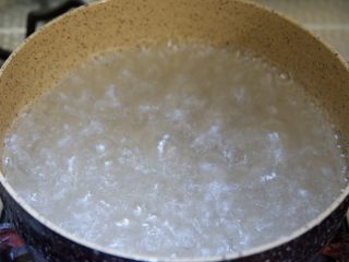 椰香芋头西米露,蒸芋头的时候，我们来煮西米
锅中煮开水