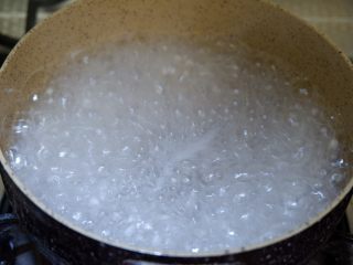 椰香芋头西米露,在煮开一锅水，放入闷好的西米继续大火煮5分钟。不用煮到完全透明，有一点白心没关系的

