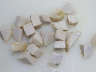 椰香芋头西米露,蒸好的芋头，取出去皮，切成小块
