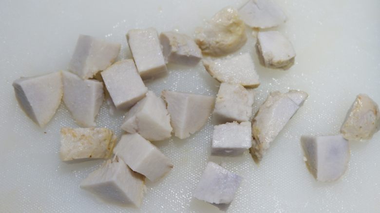 椰香芋头西米露,蒸好的芋头，取出去皮，切成小块
