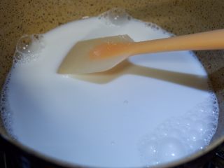 椰香芋头西米露,用小火加热至砂糖完全融化关火~