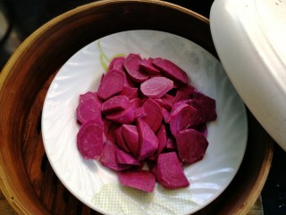 辅食计划+水晶紫薯卷,放在蒸笼里