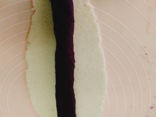 辅食计划+水晶紫薯卷,用擀面杖擀成长型，紫薯馅搓成长条 然后把紫薯馅放在中间。