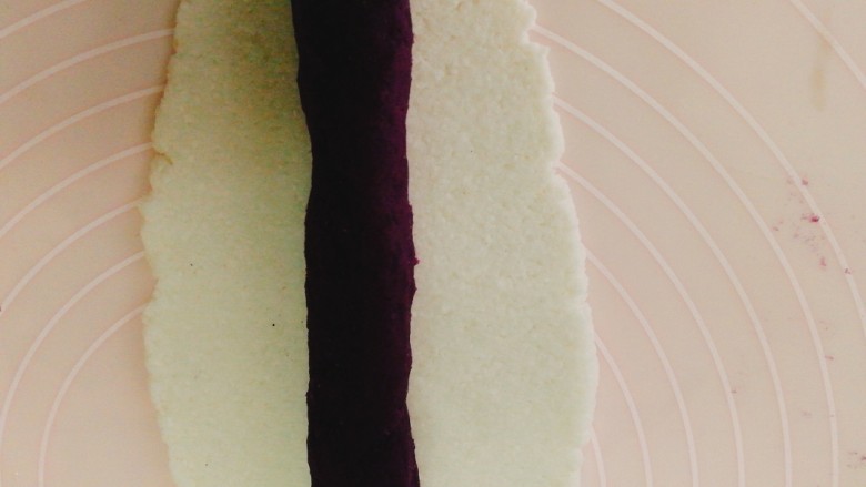 辅食计划+水晶紫薯卷,用擀面杖擀成长型，紫薯馅搓成长条 然后把紫薯馅放在中间。
