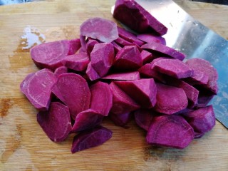辅食计划+水晶紫薯卷,紫薯去皮切小块