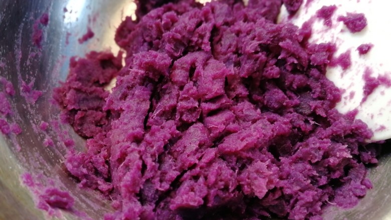 辅食计划+水晶紫薯卷,紫薯蒸好趁热压泥状