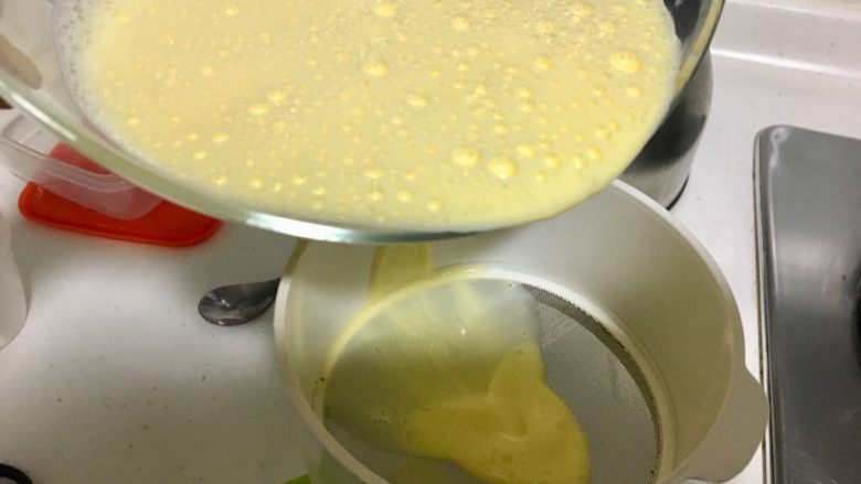 电饭锅版牛奶蒸蛋,蛋液过筛（我过了3遍）