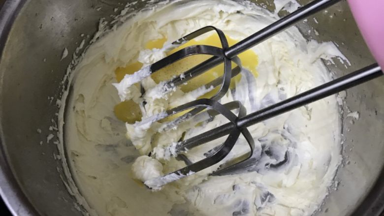 蔓越莓奶酥,用电动打蛋器打至发白加入少量鸡蛋液