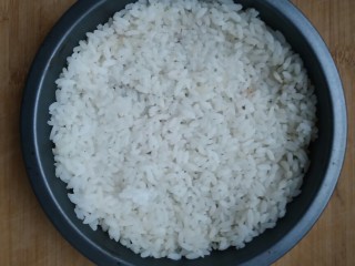 剩米饭别再炒着吃，这样做好吃到哭！😊,把米饭平铺到披萨盘中。