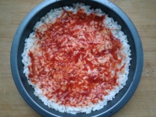 剩米饭别再炒着吃，这样做好吃到哭！😊,将披萨酱均匀的抹在米饭上。