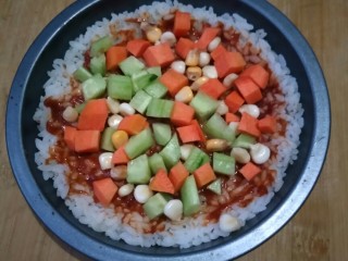 剩米饭别再炒着吃，这样做好吃到哭！😊,将蔬菜丁铺好。
