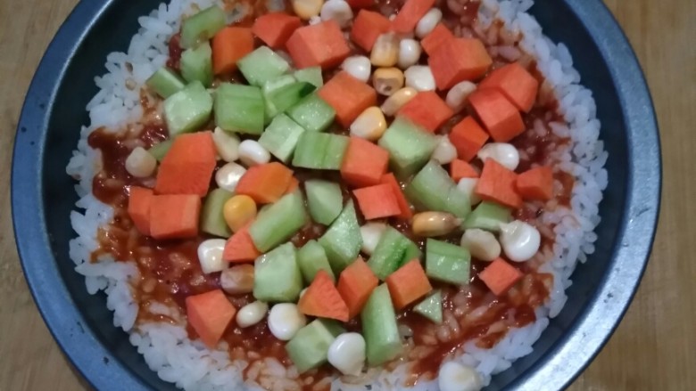 剩米饭别再炒着吃，这样做好吃到哭！😊,将蔬菜丁铺好。