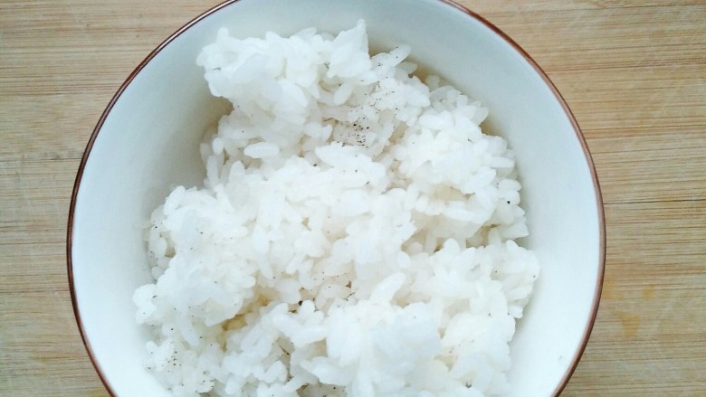 剩米饭别再炒着吃，这样做好吃到哭！😊,米饭一碗，也可以加少量胡椒粉拌匀。