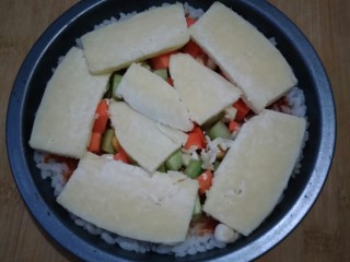 剩米饭别再炒着吃，这样做好吃到哭！😊,铺上一层奶酪。