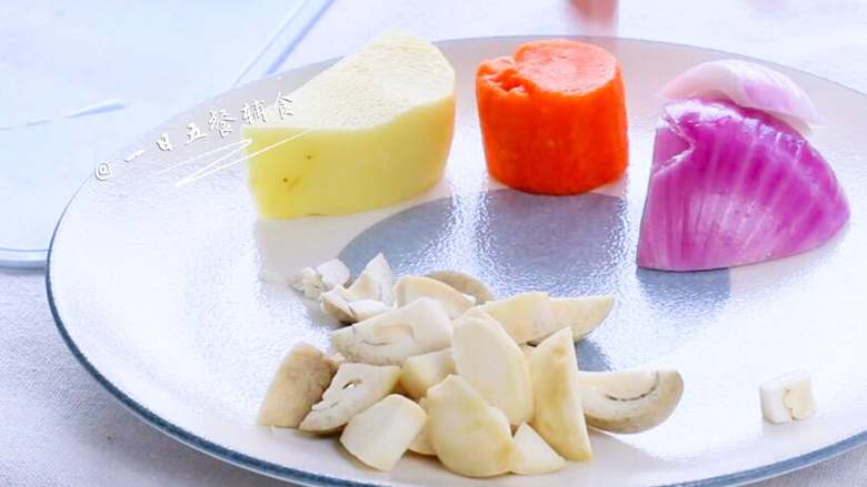 牛肉杂蔬焗饭,草菇切丁，洋葱、胡萝卜、土豆都切丁。
>>食材可以随意换，选耐烤点的食材。颜色不一样些，营养更均衡哦。
