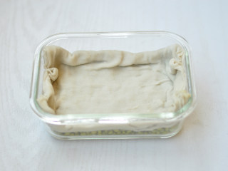 自制绿豆芽,隔天拿出，倒掉浸泡的水，取一块干净的纱布，稍微打湿，盖在上面