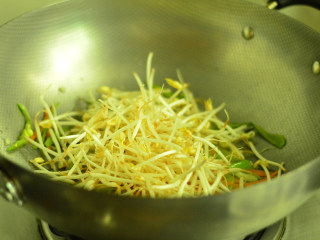 自制绿豆芽,大火翻炒至豆芽发软将洗净摘去老根的豆芽放入拌炒