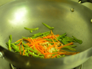 自制绿豆芽,放入荷兰豆和胡萝卜丝，炒至断生