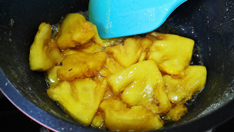 焦糖菠萝翻转蛋糕,翻炒至浓稠，由于菠萝加热会出水，这个过程有点长，要有耐心
