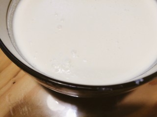 清新怡人，双色芒果奶冻,奶油中加入牛奶、吉利丁粉，搅拌均匀，隔水小火加热至完全融化