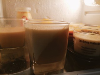 清新怡人，双色芒果奶冻,冰箱中芒果奶冻完全凝固后，在杯中加入吉利丁芒果奶液，冷藏四小时以上