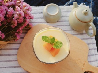 清新怡人，双色芒果奶冻,在这容易情绪低落的多雨春季，来一杯口感细腻、味道甜美的忙果奶冻，心情靓起来！