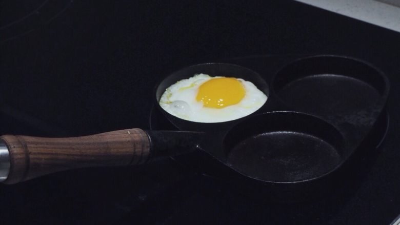 快手营养面包餐,煎<a style='color:red;display:inline-block;' href='/shicai/ 9'>鸡蛋</a>，在锅里加入少许油，中火热油，根据喜好，煎至全熟或糖心荷包蛋，备用