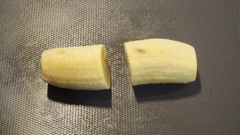 快手营养面包餐,将一根香蕉切成两半，装饰果盘。