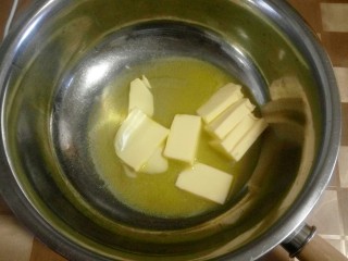 蛋白椰蓉球,黄油切片隔水融化