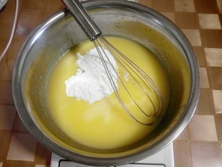 蛋白椰蓉球,加入糖粉，炼乳，牛奶搅拌均匀