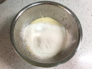 无油无糖香蕉松饼,把搅拌好的香蕉糊倒进盆里，筛进低筋面粉