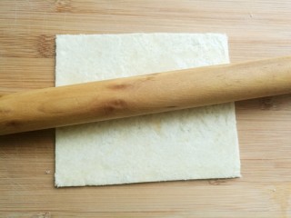 辅食计划十牛油果香蕉卷,用擀面杖将面包片擀薄。